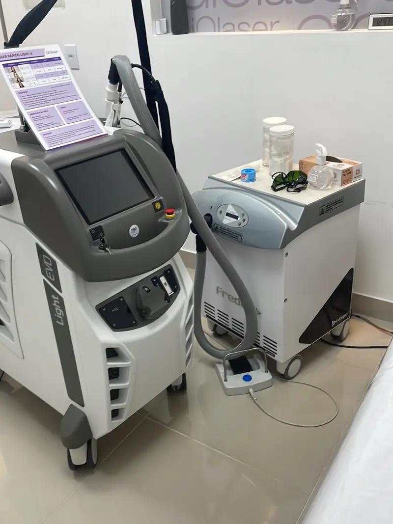 Equipamentos de estética avançada na sala de procedimentos da unidade