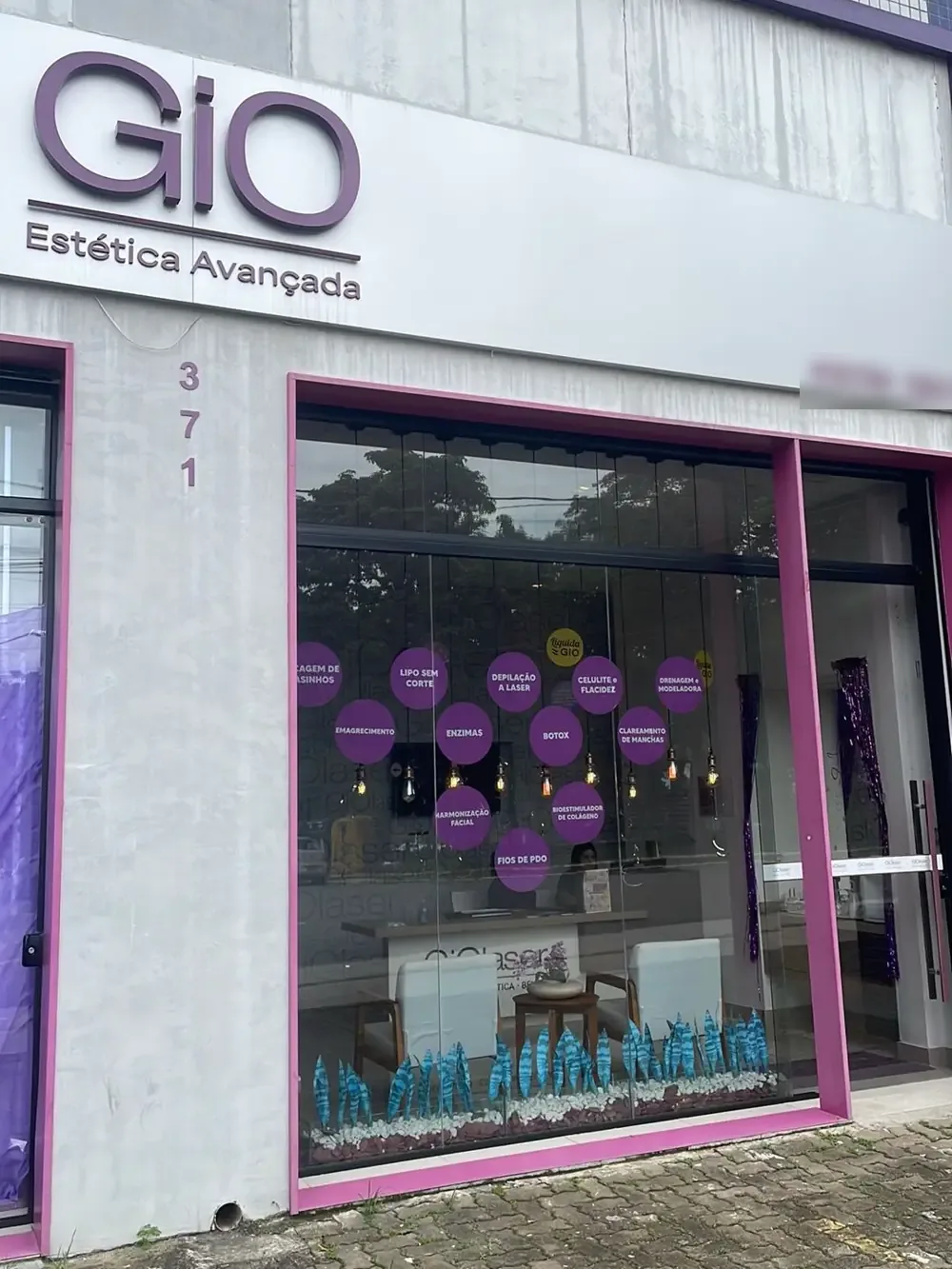 Fachada da GIO Estética Avançada na Avenida Pascoal da Rocha Falcão, 371, no Jardim Suzana, com vitrine e letreiro da marca
