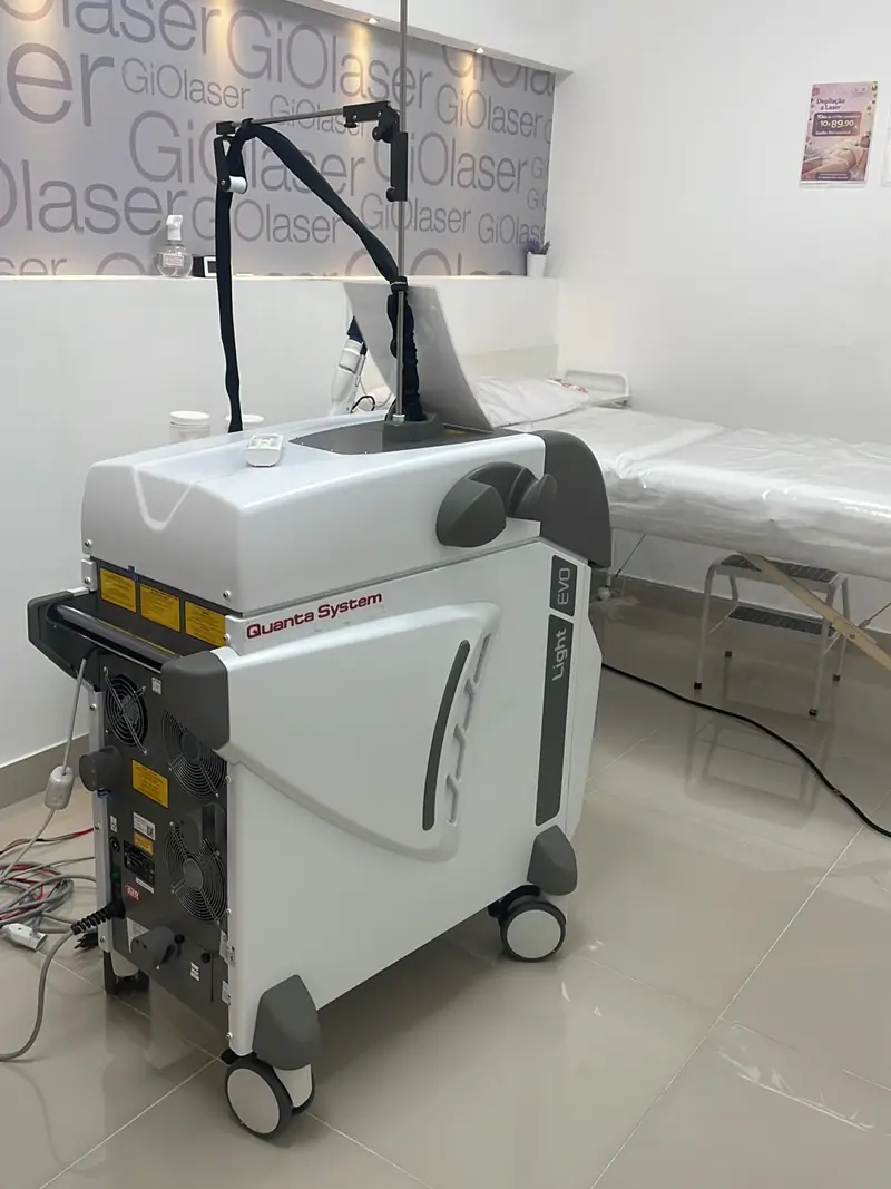 Equipamento de laser Alexandrite em sala de atendimento com maca